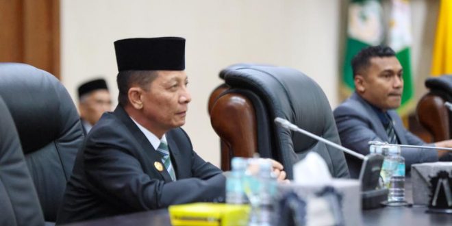 Penjabat Gubernur Aceh, Achmad Marzuki, saat menghadiri Sidang Paripurna DPRA 2023 dalam rangka penyampaian pendapat akhir Gubernur Aceh terhadap Rancangan Qanun Aceh tentang perubahan APBA tahun anggaran 2023, di Ruang Sidang Paripurna Gedung Utama DPRA, Banda Aceh, Sabtu, (30/9) malam. (Foto: Zafrullah)