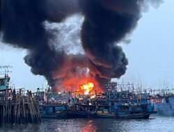 Dua Kapal Pukat Katrol Terbakar Di Gabion Belawan