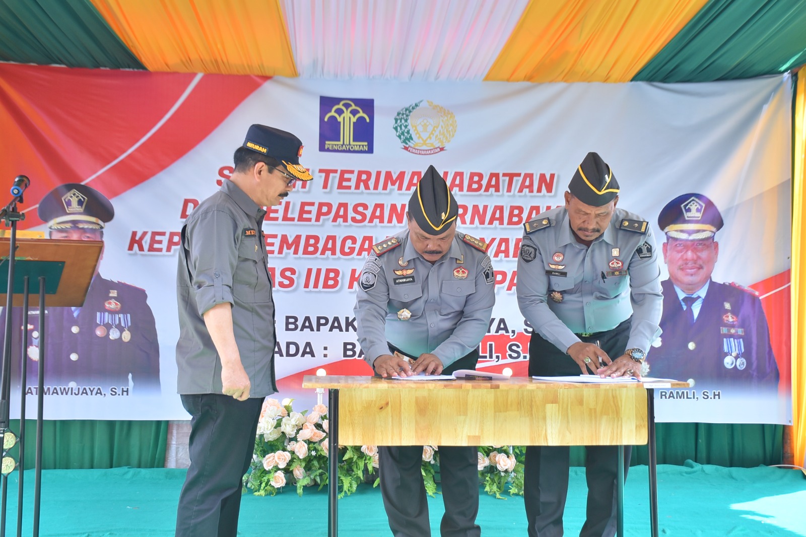 Teks foto : Penjabat (Pj) Bupati Aceh Tamiang, Dr. Drs. Meurah Budiman, SH, MH saat menyaksikan penandatanganan berita acara serah terima jabatan Kepala Lembaga Permasyarakatan Kelas IIB Kualasimpang di halaman Lapas setempat, Sabtu (30/9).