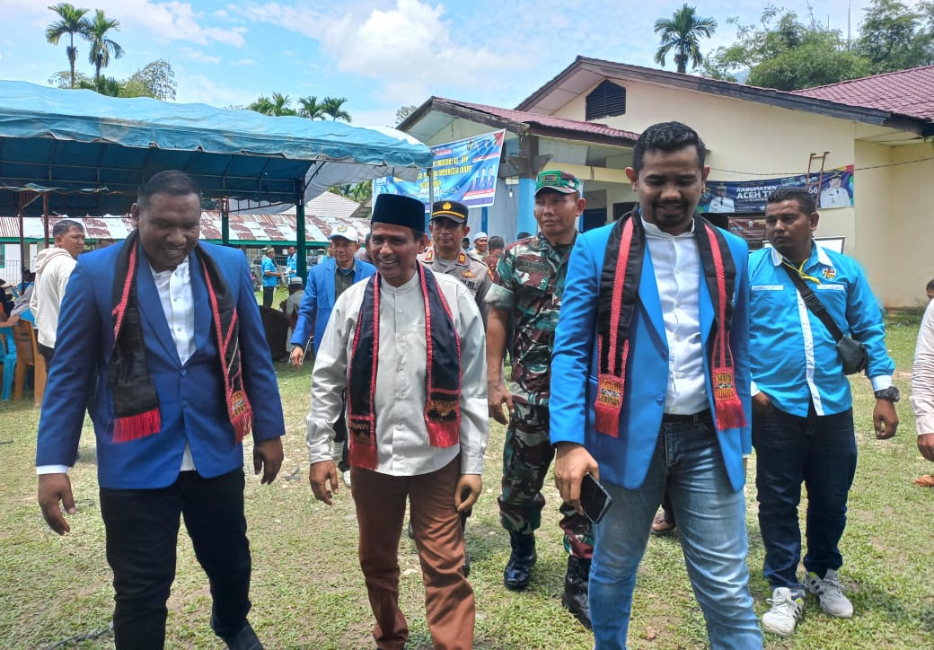 AKRAB: Pj Bupati Aceh Timur, Ir Mahyuddin, M.Si (2 kiri) tampak akrab dengan Calon Ketua KNPI Aceh Timur, H Sulaiman (kiri) dan Ketua KNPI Aceh Aulia Rahman, ST (2 kanan) usai membuka Musda XIV KNPI Aceh Timur di Lokop, Serbajadi, Aceh Timur, Minggu (1/10). (Foto: H. Muhammad Ishak).