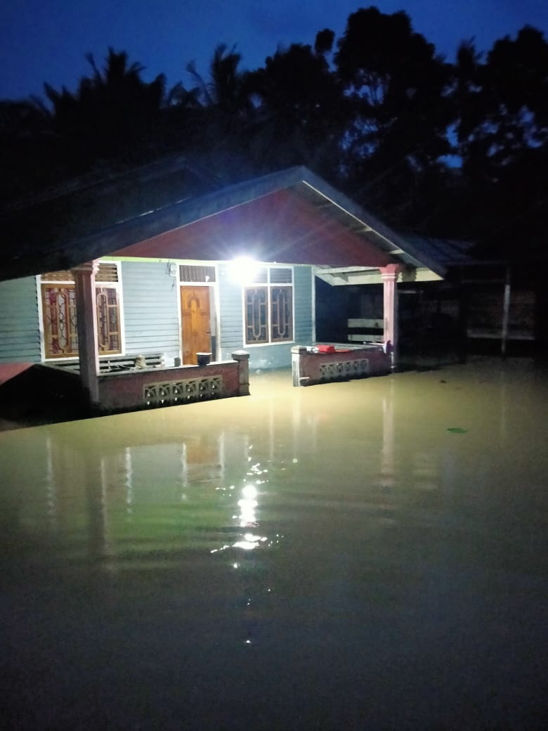 Banjir yang melanda Kampung Sibao Dan Blang Makmur Desa Kuala Makmur Kecamatan Simeulue Timur dini hari Senin (2/10) Foto: Rahmad