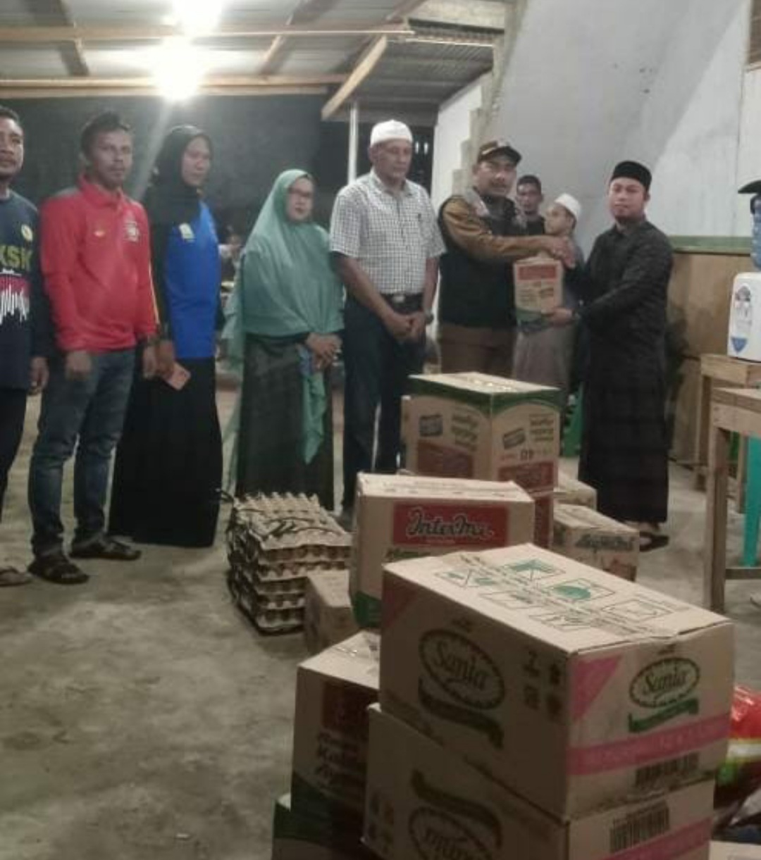 Pemkab Aceh Selatan, menyalurkan bantuan masa panik, untuk para korban kebakaran di Pesantren Darul Ihsan Labuhan Haji. Senin malam (2/10). (Ist).