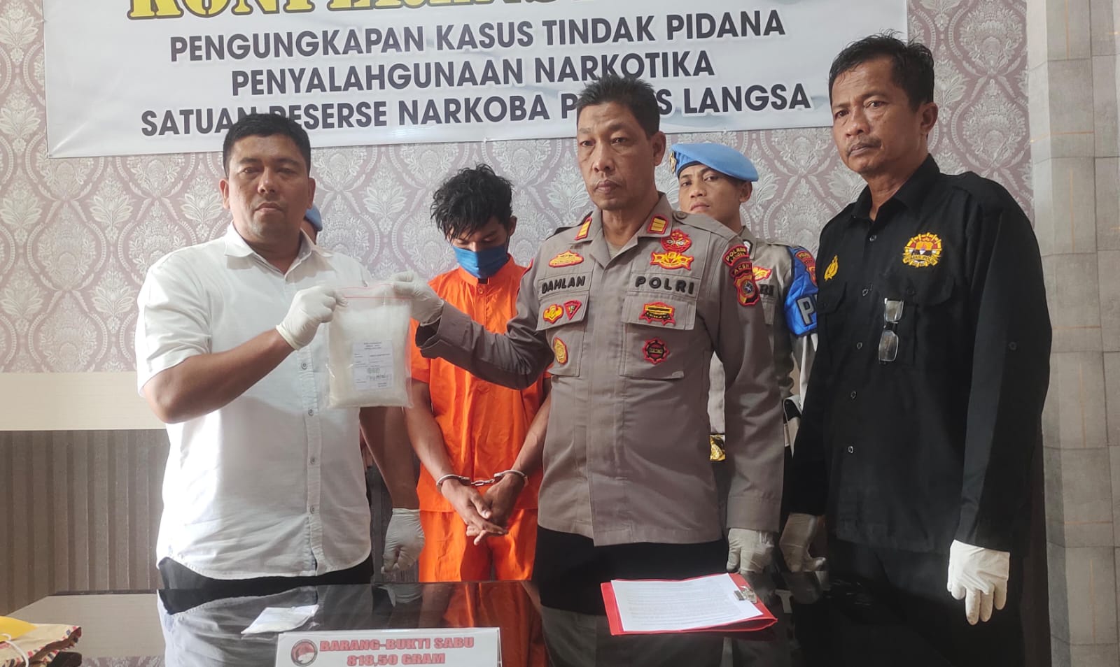 Kabag Ops Polres Langsa, AKP Dahlan didampingi Kasat Reserse Narkoba, Mulyadi, SH. MH dan Iptu Tri Mulyono saat menggelar konferensi pers di ruangan Satuan Reserse Narkoba Polres Langsa, Selasa (3/10). Foto; Dede