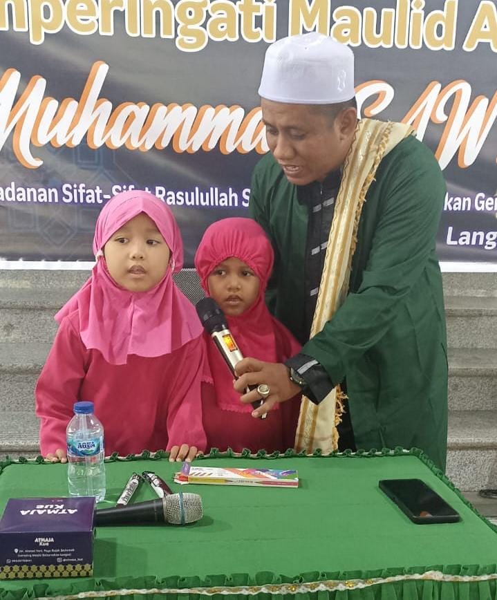 Tgk Mudawali Tasman SA,g, dan anak TK Jasa Bunda, Cut Reysa Nadhira saat memberikan pertanyaan terkait Islam dan Nasab Rasullah pada maulid akbar di Masjid Agung Darul Fallah, Sabtu (7/10). FOTO: Rapian.