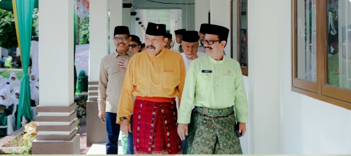 Teks foto : Pj. Bupati Aceh Tamiang, Dr. Drs. Meurah Budiman, SH, MH, saat meninjau gedung Yayasan Ahmad Basyir Darussalam (ABADA) di Kampung Pantai Tinjau, Kecamatan Sekerak, Jumat (6/10).