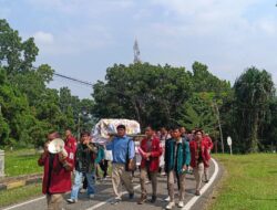 Balita Gizi Buruk, Mahasiswa Usung Keranda ke Kantor Bupati Madina