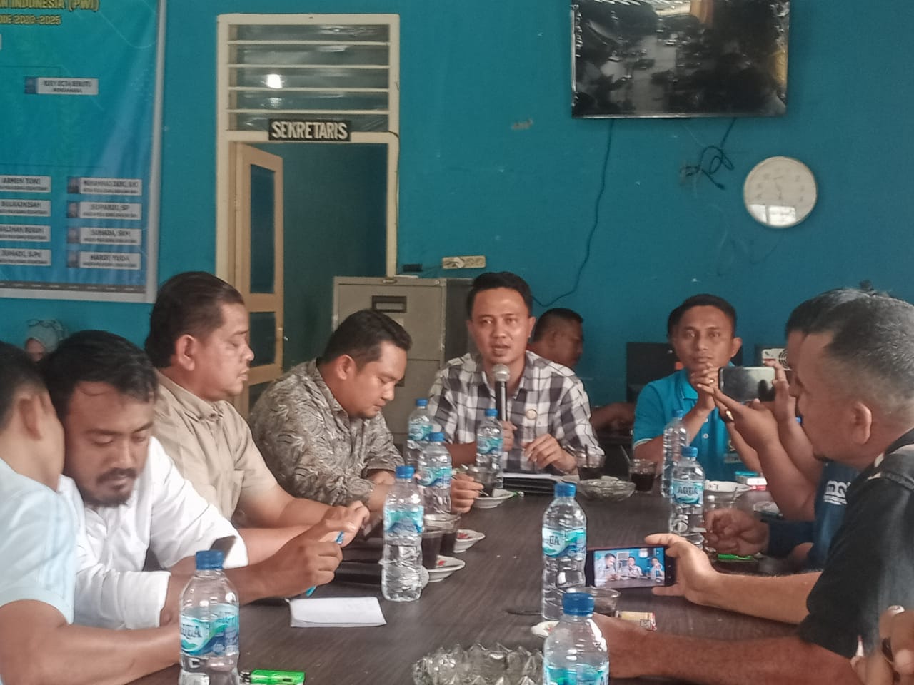 Menjawab : Tampak Ketua Bawaslu Kabupaten Aceh Tenggara Eka Prasetyo Juanda Lubis tengah menjawab beberapa pertanyaan rekan-rekan Wartawan yang tergabung di Organisasi PWI, saat menyambangi Gedung Biru Kute Pulonas, dalam kunjungan bersilaturrahmi dan Duskusi dalam pengawasan Pemilu 2024. Berita Sore/Husaini Amin