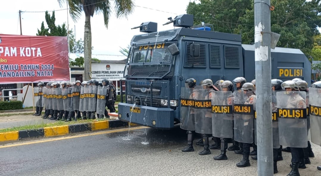 Teks foto beritasore/Ist: Personel Polres Madina Mandailing Natal menjaga ketat kantor KPU, berkaitan gladi bersih kesiapan pengamanan Pemilu 2024.