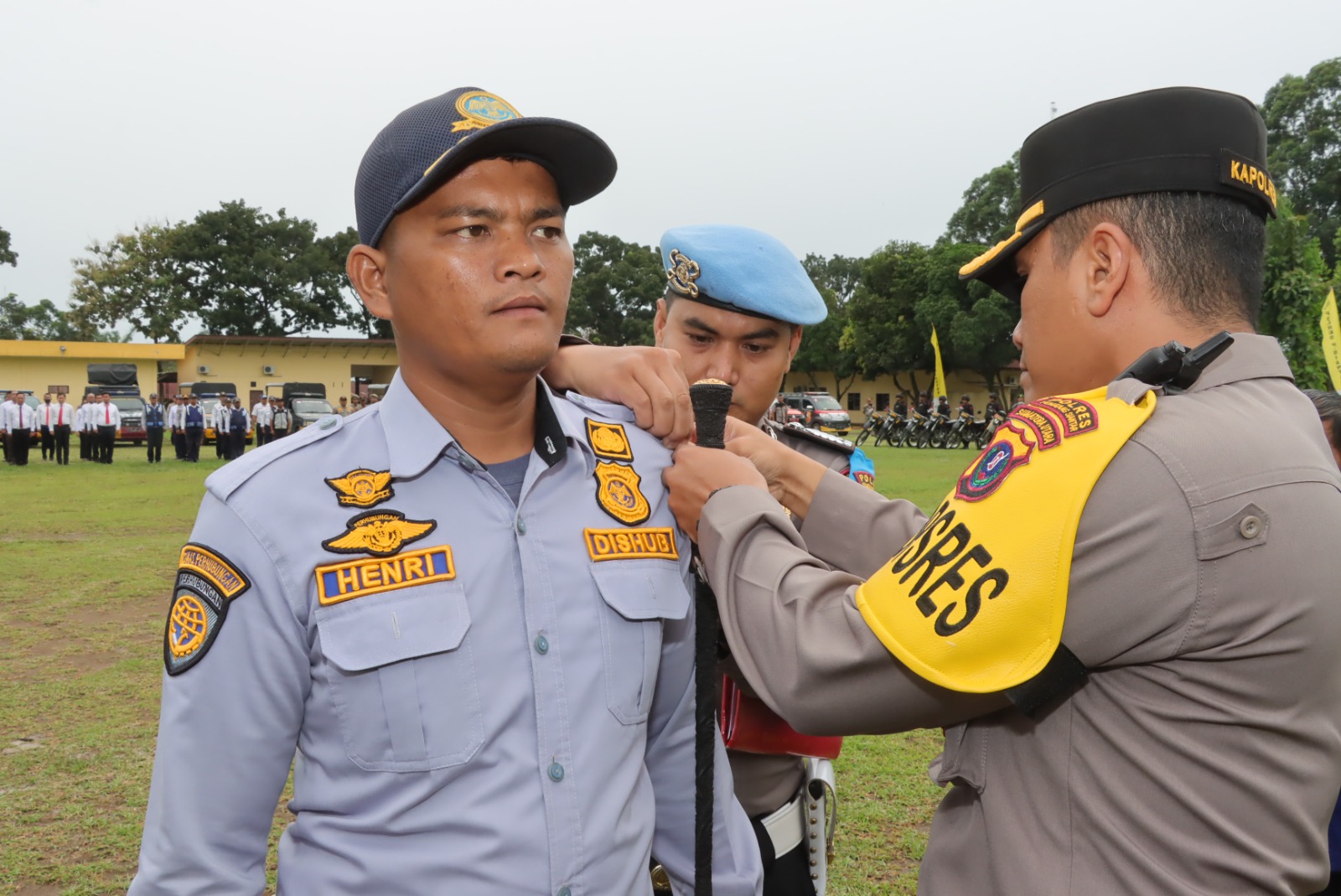 Keterangan Gambar: Kapolres Palas AKBP Diari Astetika SIK menyematkan pin operasi kepada petugas pada apel gelar pasukan operasi mantap Brata Toba 2023-2024 di lapangan Mapolres Palas, Selasa (17/10) (Berita/Ist)