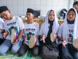 Ustaz Sahabat Ganjar Beri Bantuan Alat Musik Nasyid untuk Kembangkan Keterampilan Remaja Masjid di Deli Serdang