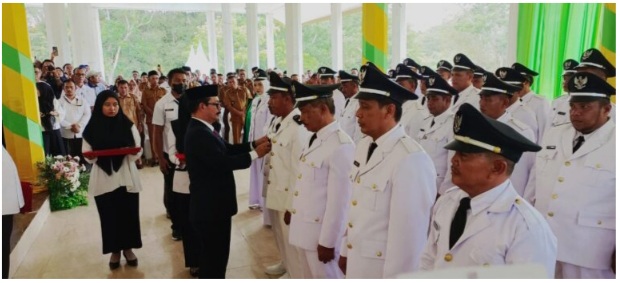 Teks foto : Pj Bupati Aceh Tamiang, Meurah Budiman saat melantik 39 datok Penghulu, Acara berlangsung di Tribun lapangan kantor bupati setempat, Rabu (18/10).