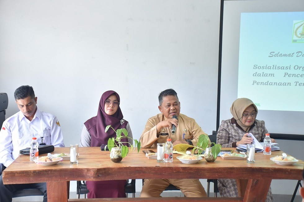 Teks foto : Sekretaris Daerah Kabupaten Aceh Tamiang, Drs. Asra saat membuka Sosialisasi Organisasi Masyarakat Dalam Pencegahan Tindak Pidana Pendanaan Terorisme Tahun 2023 yang berlangsung di Aula Kafe WD Coffee, Jumat (20/10).