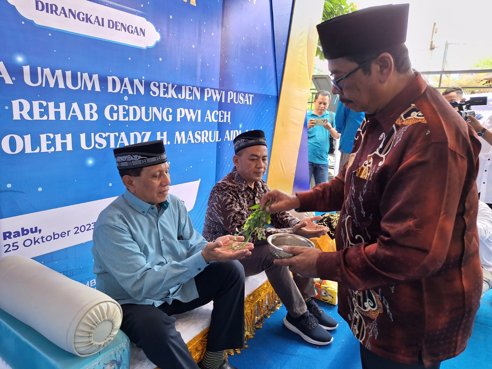 Penasehat PWI Aceh, Dr. H. Bustamam Ali, M.Pd, melakukan peusijuk (tepung tawar) Ketua Umum PWI Pusat Hendry Ch Bangun dan Sekjen PWI Pusat Sayid Iskandar, Rabu (25/10) di kantor PWI Aceh, di Banda Aceh. (Ist).