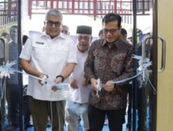 Wakil Menteri Komunikasi dan Informatika (Wamen Kominfo) RI, Nezar Patria (kanan) bersama Sekda Aceh Bustami (kiri), meresmikan rehab kantor PWI Aceh dengan pengguntingan pita, Rabu (25/10) di Banda Aceh. (Ist)