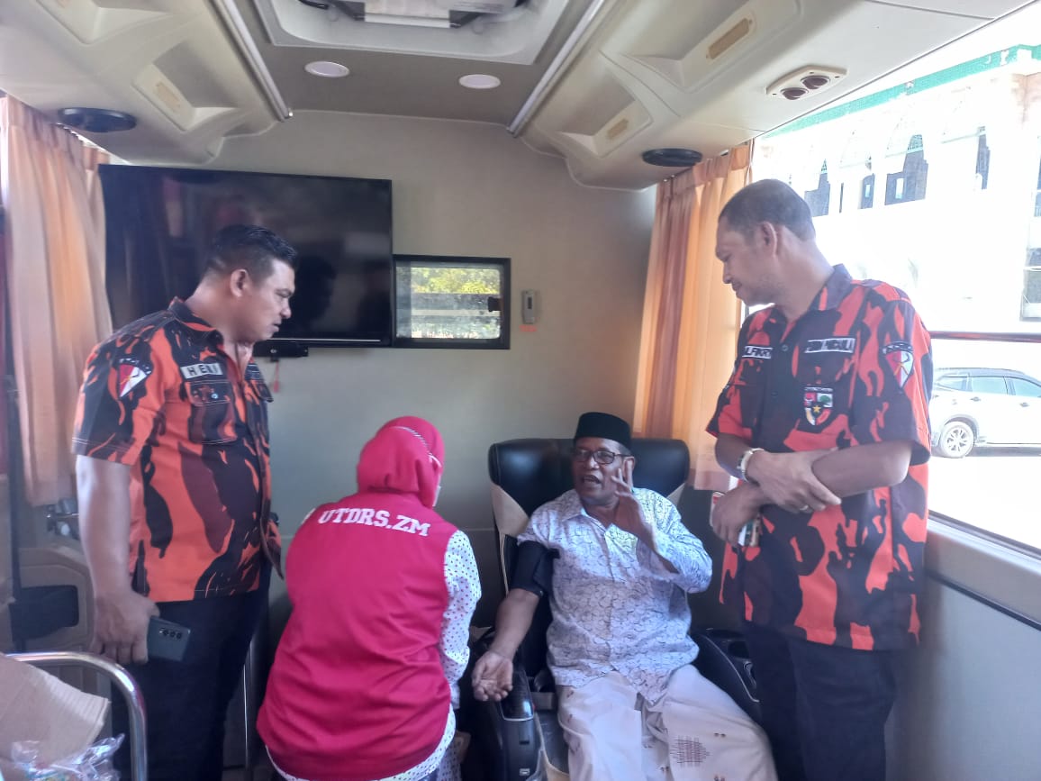 DONOR DARAH: Ketua MPC PP Aceh Timur, Heriansyah ST, bersama Sekretarisnya, dr H Zulfikry, M.Kes, mendampingi Ketua MPU Aceh Timur Tgk H Nawawi A. Muthalib, saat donor darah di halaman Masjid Agung Darussalihin Idi, Kamis (26/10). (Foto: H Muhammad Ishak).