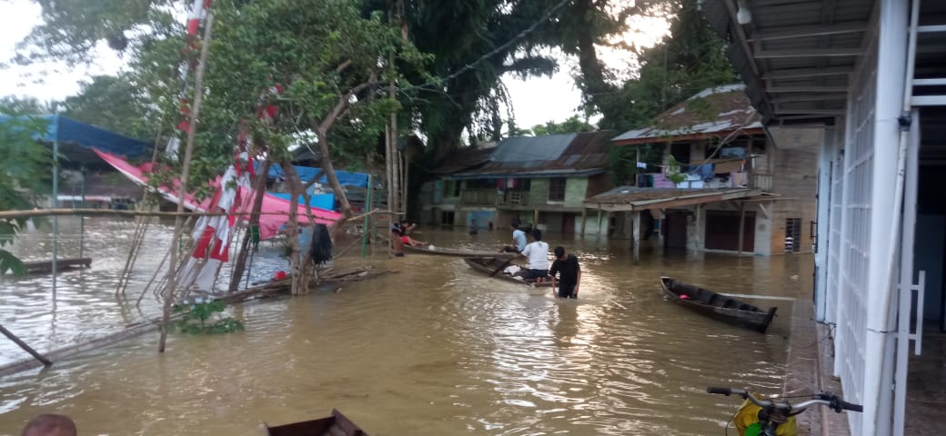 Suasana di Lingkungan Pahlawan, Kampung Kota Kualasimpang, Kecamatan Kota Kualasimpang, Kabupaten Aceh Tamiang mulai terendam banjir, Kamis (5/10) sore. Foto: Muhammad Hanafiah