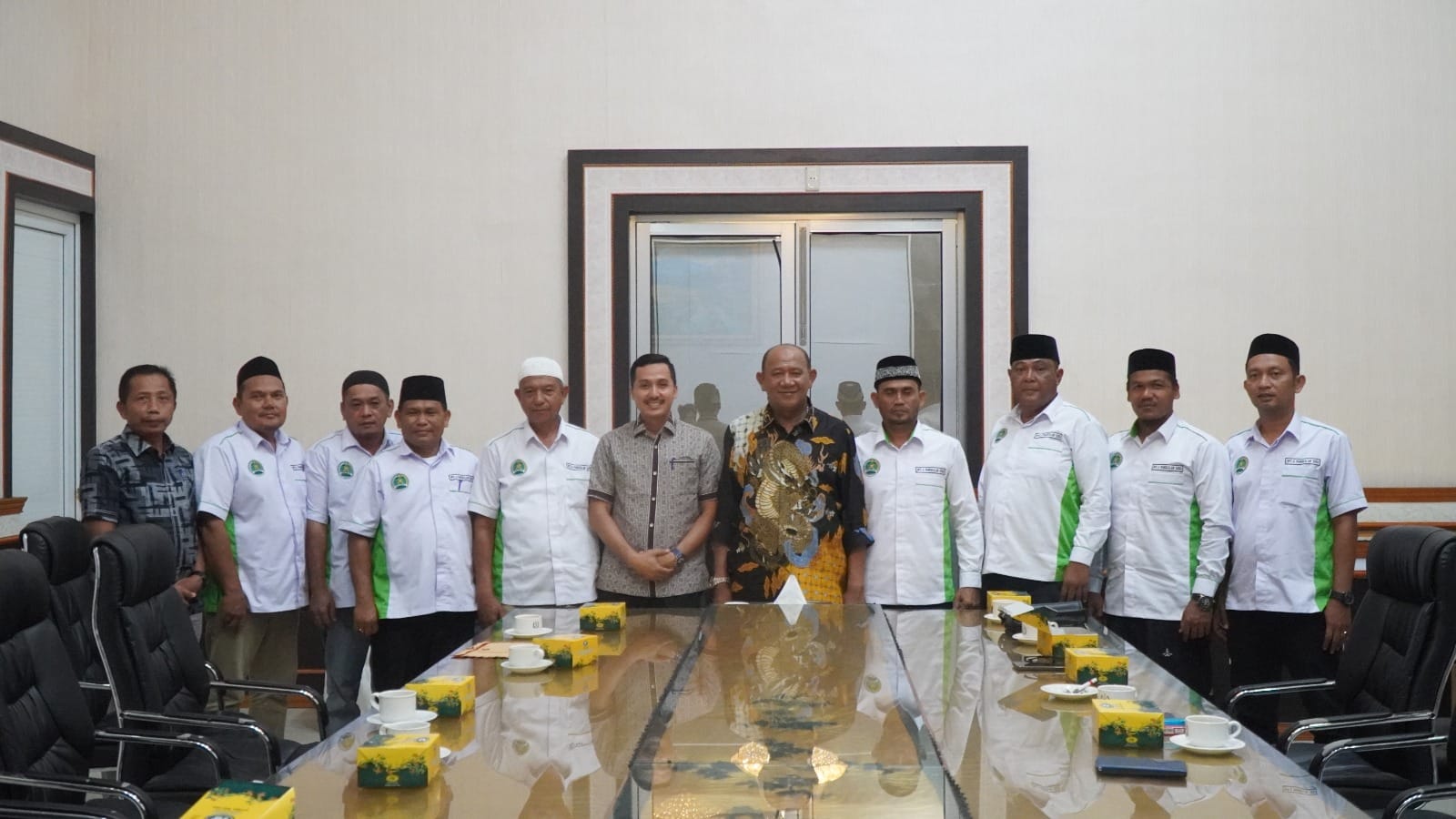 Teks Foto/Beritasore/ist  Plt Bupati Langkat H.Syah Afandin SH foto bersama Aceh Sepakat Sumatera Utara DPC X Pangkalan Susu, di Rumah Dinas Bupati Langkat, Jum'at( 6/10).