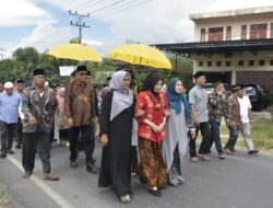 Bupati Madina dan Bunda Eli Seperti Pengantin Baru Saat Panen Raya