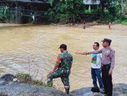 Ramai-ramai Cari Pelajar SD Hanyut  Di Sungai Muara Parlampungan