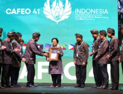 Megawati Terima Penghargaan Dari AFEO