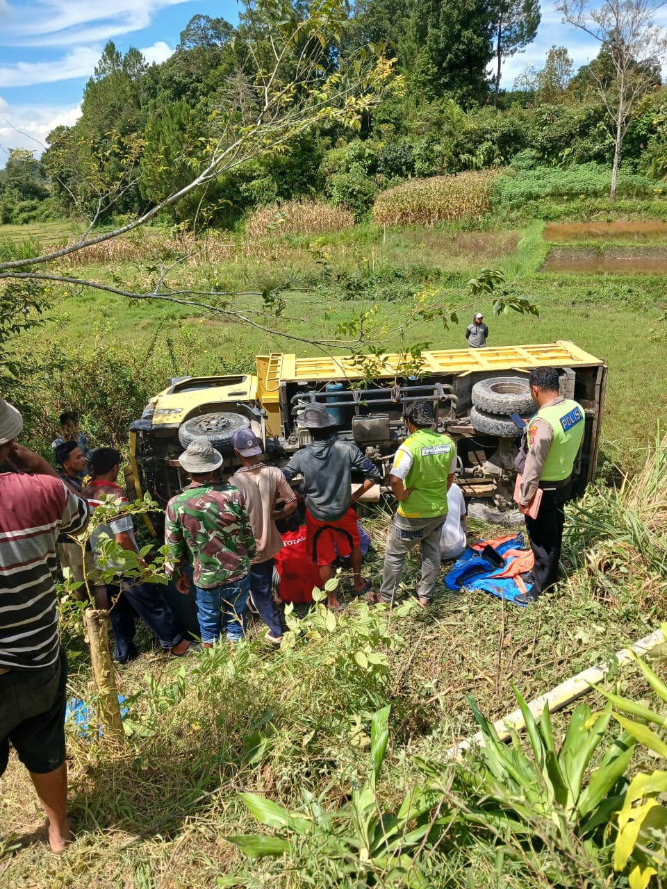 Satu unit truk pengangkut batu jatuh ke jurang ke kedalaman 10 meter di Lumban Marugun, Desa Lobu Siregar I, Kecamatan Siborongborong, Selasa (5/12 ) sekira Pukul 11.00 Wib. (ist)