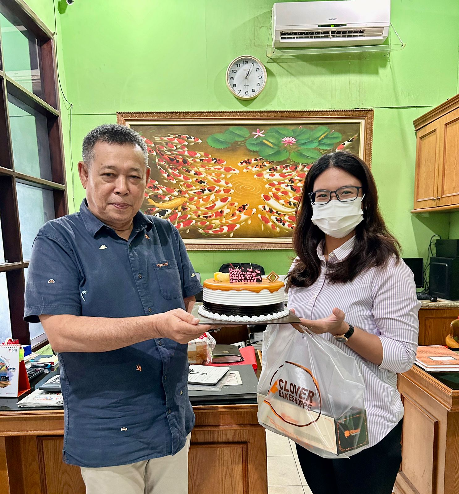 Berita Sore/ist Chief Reporter Berita Sore Hendrik Prayitno menerima cake ulang tahun dari Humas PT Sharp Electronics Indonesia di Medan Ivo Maria Yosi di gedung Bumi Warta Harian Waspada Jalan Letjen Suprapto no 1 Medan Selasa (12/12).