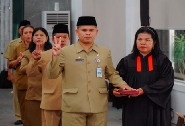 Teks fhoto: Bupati Batu Bara Ir.H Zahir M.AP lantik 24 Pejabat & Pengawas Dilingkungan Pemkab Batu Bara.Beritasore/alirsyah