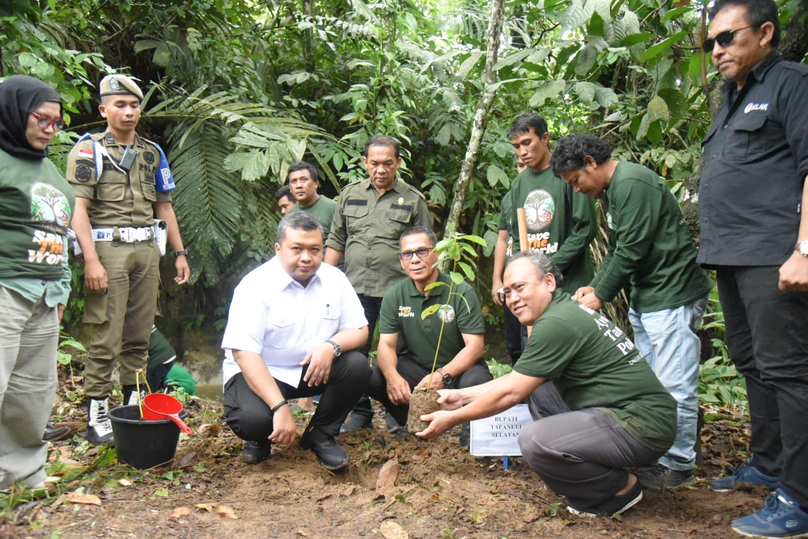 Berita Sore/Birong RT Teks poto: Bupati Tapsel, Dolly Pasaribu saat melakukan penanaman pohon dihutan Dusun Hutaimbaru, Desa Luat Lombang, Kecamatan Sipirok, pada Jum'at (15/12).