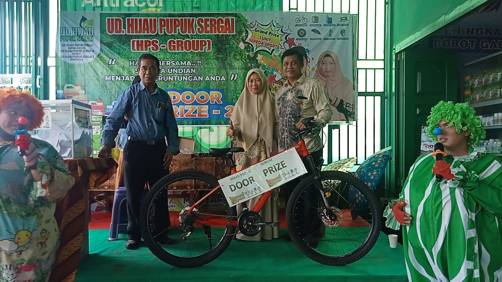 Teks foto: Onwer HPS Group Hari Ananda menyerahkan Door Prize ke 2 bagi juara, Senin, 18-12-2023.(Beritasore-Azwen)