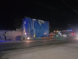 Truck Trailer Pengangkut Mesin Gagal Lewat Di Jembatan Kualasimpang