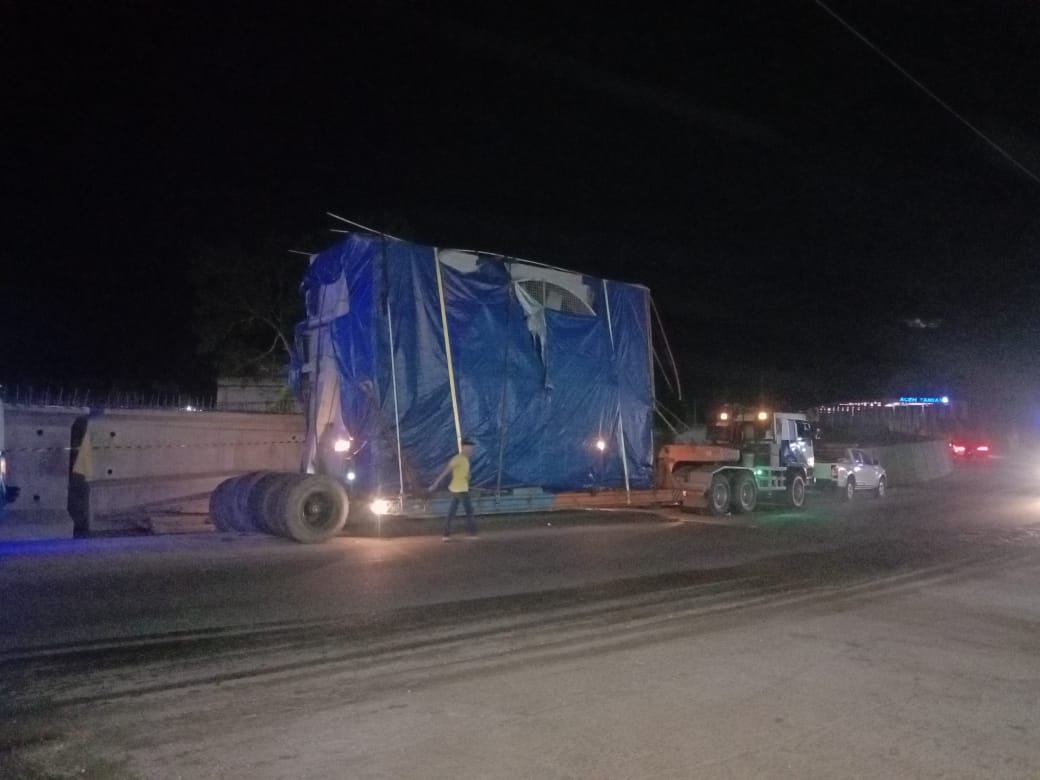 Teks foto : Truck jenis trailer pengangkut mesin dari belawan menuju Lhokseumawe tampak sedang memarkirkan kendaraannya diujung jembatan Kota Kualasimpang, Kamis (21/12) dini hari.