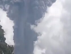 Warga Panik Dan Berhamburan Keluar Rumah Akibat Gunung Marapi Singgalang Meletus