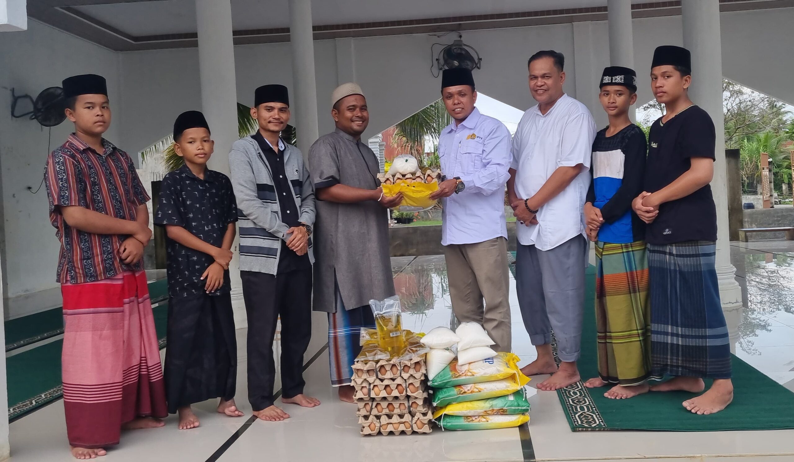 Ketua WAG The Light Form Pase, Ir Muhammad Hatta, SST.,MT, Senin (1/1) pagi menyerahkan bantuan Sembako untuk warga terdampak banjir bandang di Lhoksukon, Aceh Utara dan Kota Lhokseumawe.