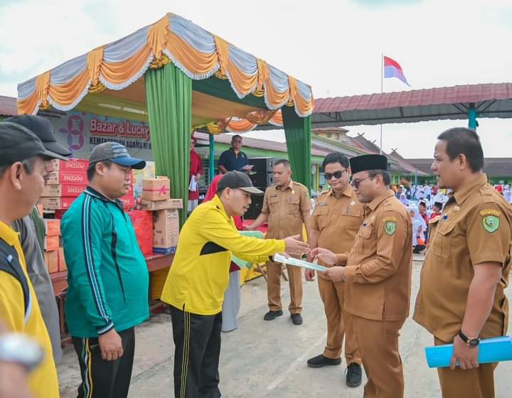 Berita Sore/Birong RT Teks poto: Pj. Walikota Padangsidimpuan, Dr. H. Letnan Dalimunthe saat menghadiri Bazar dan Lucky Draw dari Kementerian Agama Republik Indonesia (Kemenag RI) Kota Padangsidimpuan, di Madrasah Tsanawiyah Negeri (MTsN) Padangsidimpuan, Selasa (02/01).