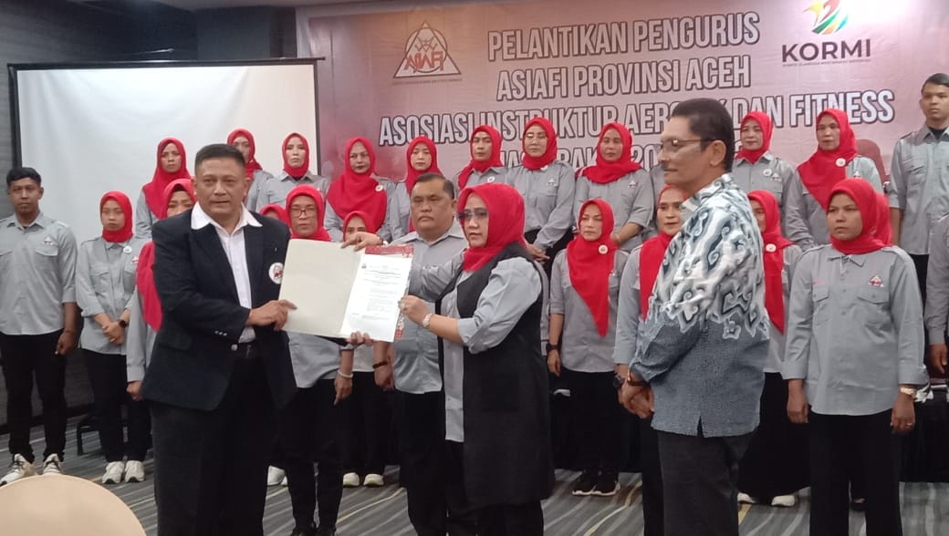 Awan Yanuarko menyerakan SK Pengurus Provinsi ASIAFI Aceh periode 2024-2028 kepada Ketua Umum Sri Maulina MD, SE, MM pada acar pelantikan pengurus, Rabu (3/1) malam di Kriyad Muraya Hotel Banda Aceh. (Ist)