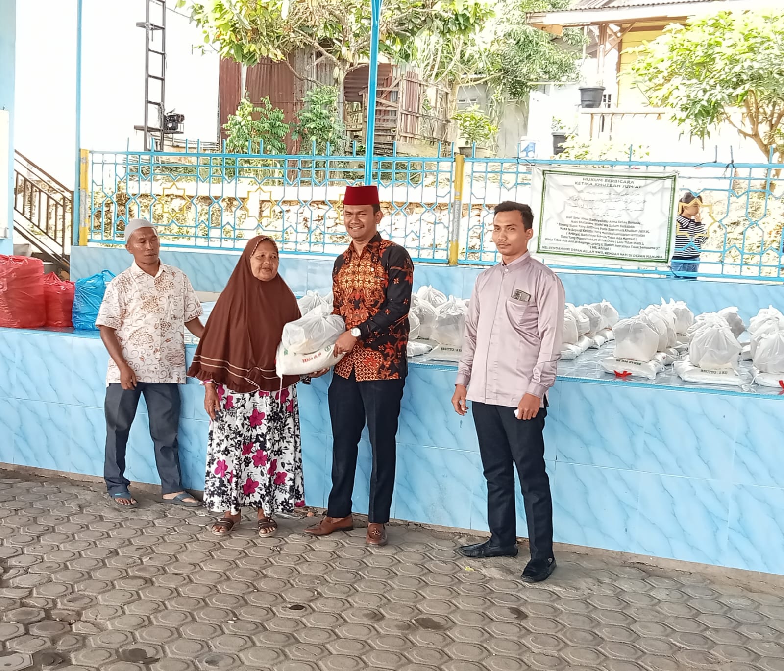 Teks foto : Muhammad Al Faraby mewakili Bazma Pertamina EP Field Rantau saat menyerahkan bantuan sembako kepada masyarakat, di halaman Mesjid Al Ikhlas Kampung Sriwijaya, Kecamatan Kota Kualasimpang, Kabupaten Aceh Tamiang, Jumat ( 5/1).