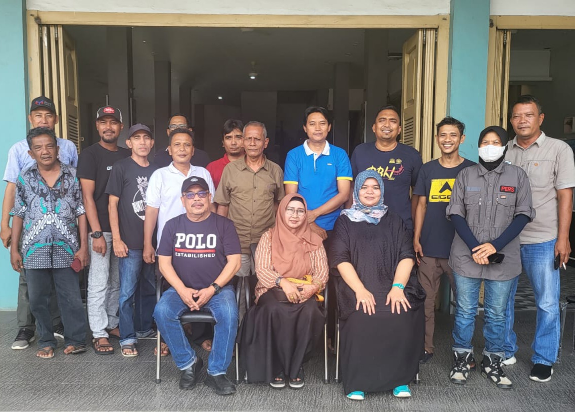 Teks foto : Foto bersama anggota PWI Aceh Tamiang, Ketua PWI Aceh dan Ketua KIP Aceh Tamiang usai ngopi bareng disalah satu kafe di kawasan Kecamatan Karang Baru.