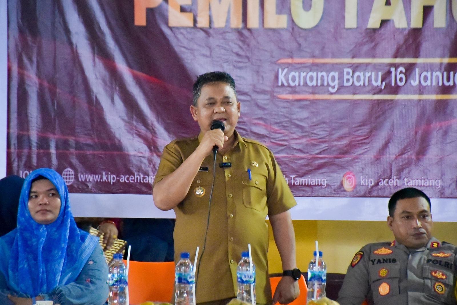 Teks foto : Penjabat (Pj) Bupati Aceh Tamiang, Drs. Asra, saat pembukaan seremonial sortir dan lipat surat suara Pemilu 2024, di GOR Indoor, Karang Baru, Selasa (16/1).