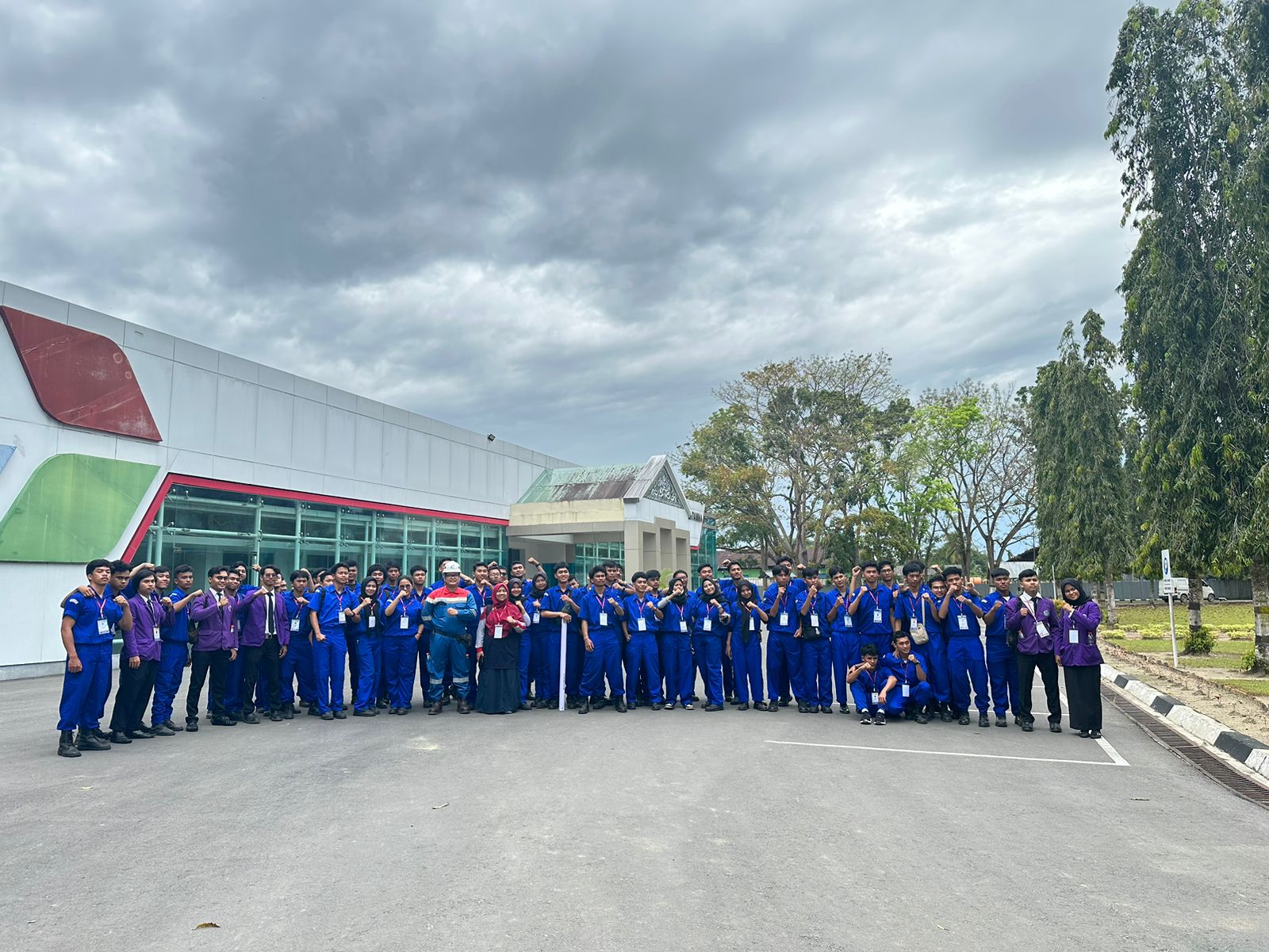 Teks foto : Sesi foto bersama PT.Pertamina EP Field Rantau saat menerima kunjungan mahasiswa-mahasiswi Teknik Elektro Politeknik Negeri Medan, di Gedung Wisma Jeumpa Pertamina EP Field Rantau, Kecamatan Rantau, Kabupaten Aceh Tamiang, Selasa (16/1).