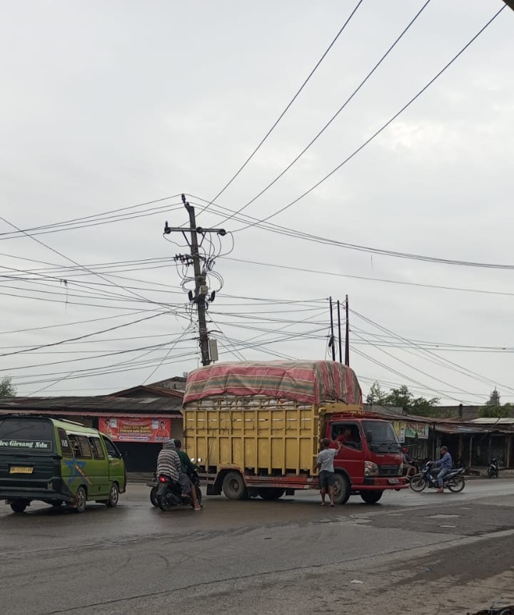 Berita Sore/Ist Seorang pelaku pungli sedang meminta uang kepada supir truk yang hendak masuk menuju Kelurahan Belawan Sicanang Kecamatan Medan Belawan, Jumat (19/1)