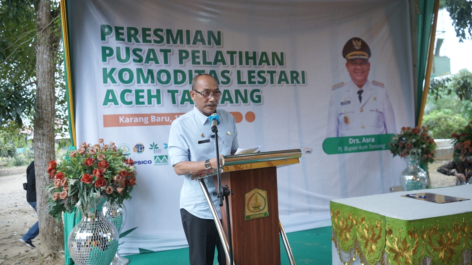 Teks foto : Plt. Sekretaris Daerah, Drs. Tri Kurnia saat meresmikan Pusat Pelatihan Komoditas Lestari, di komplek Dinas Pertanian, Perkebunan & Peternakan, Karang Baru, Kamis (18/1).