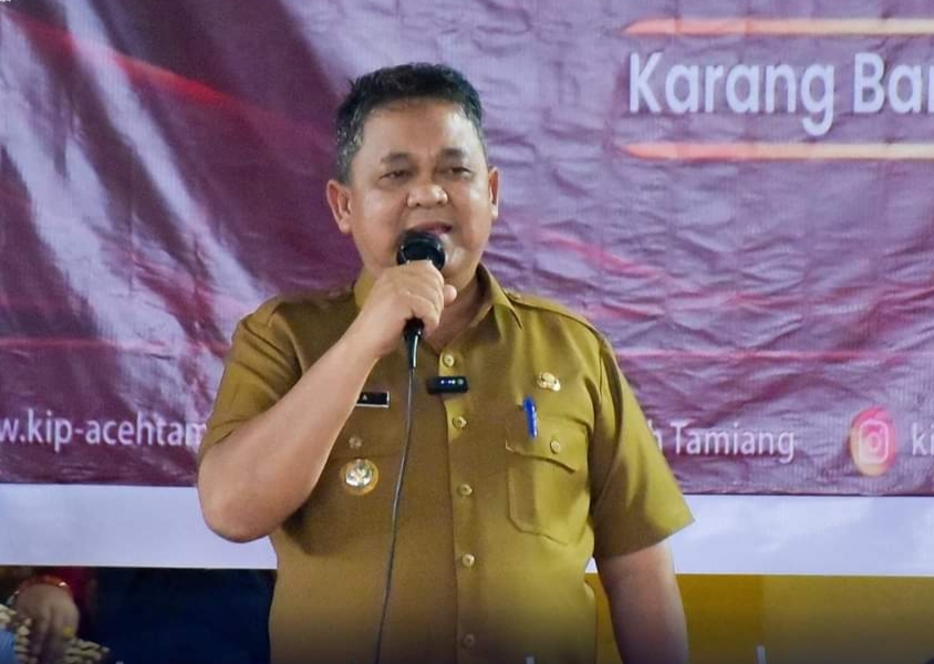 Teks foto : Penjabat (Pj) Bupati Aceh Tamiang Drs. Asra saat memberikan apresiasi kepada Komisi Independen Pemilihan (KIP) terhadap progres Sortir dan Lipat (Sorlip) Surat Surat Pemilu 2024.