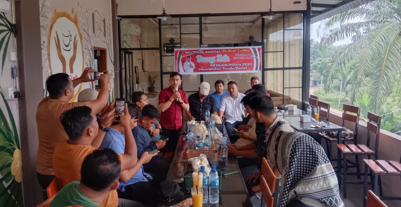 Teks Foto : Muhammad Zakiruddin alias Bang Zek Calon Legislatif dari Partai Aceh Dapil 7 Kota Langsa dan Aceh Tamiang bersilaturahmi dengan para wartawan di Aceh Tamiang, bertempat di salah satu Cafe di karang baru, Rabu (24/1).