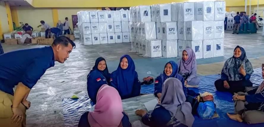 Teks foto : Sekretaris KIP Aceh Tamiang Achmad Yuhardha saat memantau proses pengesetan logistik pemilu, Sabtu (27/1/2024).