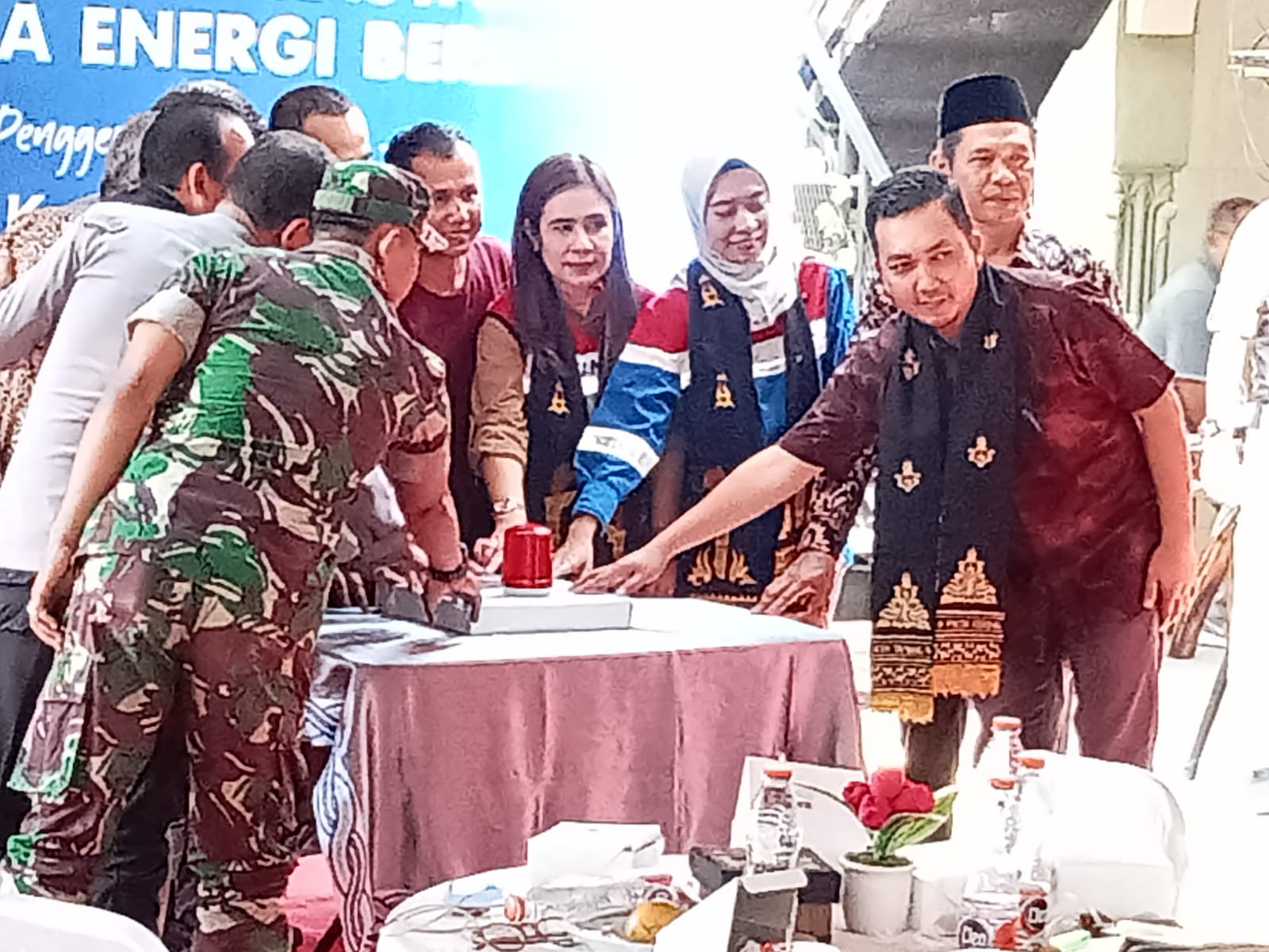 Teks foto : Manager Pertamina EP Field Rantau saat resmikan Program Desa Berdikari Pembangkit Listrik Tenaga Surya (PLTS) berlokasi di Kecamatan Karang Baru, Kabupaten Aceh Tamiang, Jumat (2/2/2024).