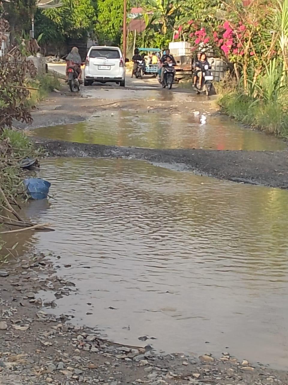 Ruas jalan kabupaten di Kecamatan Kolang, tepatnya di Desa Lobu Harambir dan Labuan hampir seluruhnya terlihat rusak parah bak kubangan kerbau karena tidak ada perbaikan dari Pemkab Tapteng, Minggu (4/2). (ist).