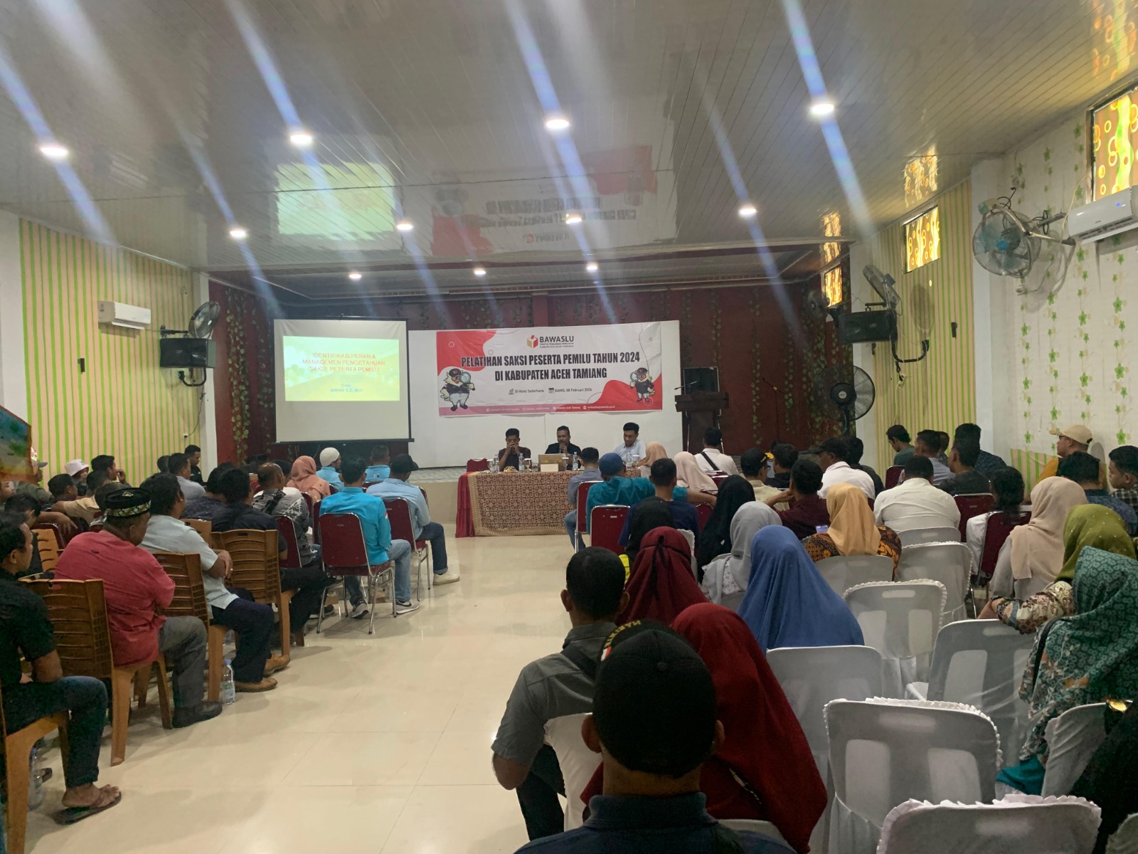 Teks foto : Badan Pengawas Pemilu (Bawaslu) Kabupaten Aceh Tamiang saat menggelar pelatihan saksi peserta pemilu serentak 2024, di Kecamatan Karang Baru, Kamis (8/2/2024).