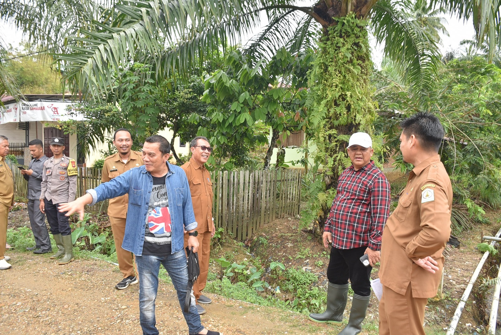 Teks foto : Penjabat (Pj) Bupati Aceh Tamiang, Asra dan anggota DPRK Irwan Efendi saat mengecek lokasi yang rencananya akan digunakan untuk pekerjaan rekayasa saluran drainase kawasan perkotaan tersebut. (hen)