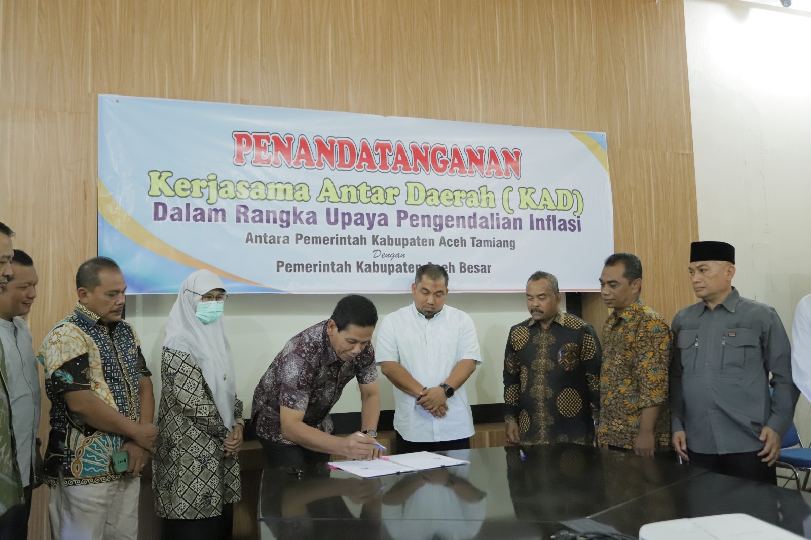 Teks foto : Plh. Asisten Pemerintahan, Muslizar saat menandatangani perjanjian Kerjasama Antar Daerah (KAD) dengan Pj. Bupati Aceh Besar Muhammad Iswanto, di ruang rapat Bupati, Minggu (24/2/2024).