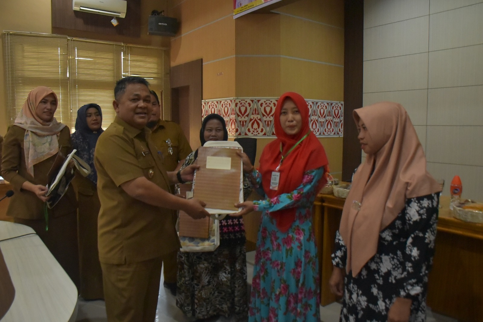 Teks foto : Penjabat (Pj) Bupati Aceh Tamiang Drs. Asra, saat membagikan perlengkapan di acara Penguatan Kapasitas Kader Posyandu yang berlangsung di aula Bappeda, Kecamatan Karang Baru, Senin (26/2/2024)